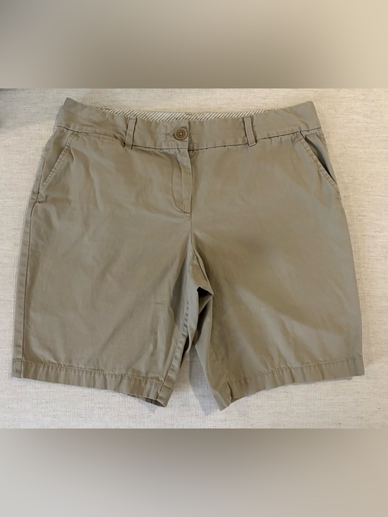 LOFT Pants - Loft chic khaki/beige shorts front and back pockets size 10 comfortable stylish